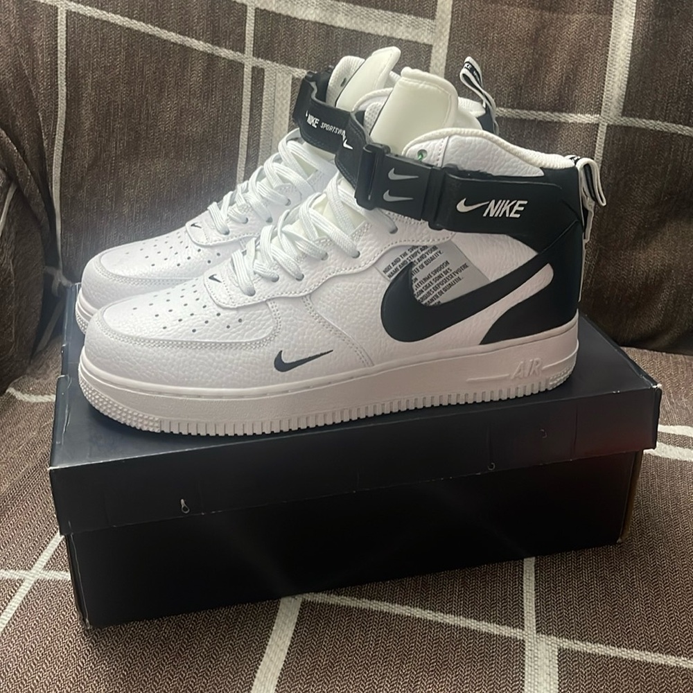Nike Air Force 1 Unisex.  size 8.5 men’s   women 10